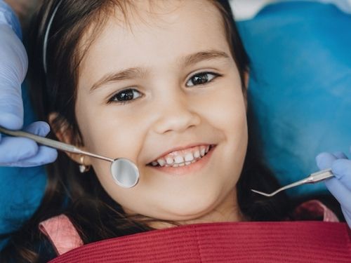 Visita di un bambino dal dentista per controllare i denti da latte